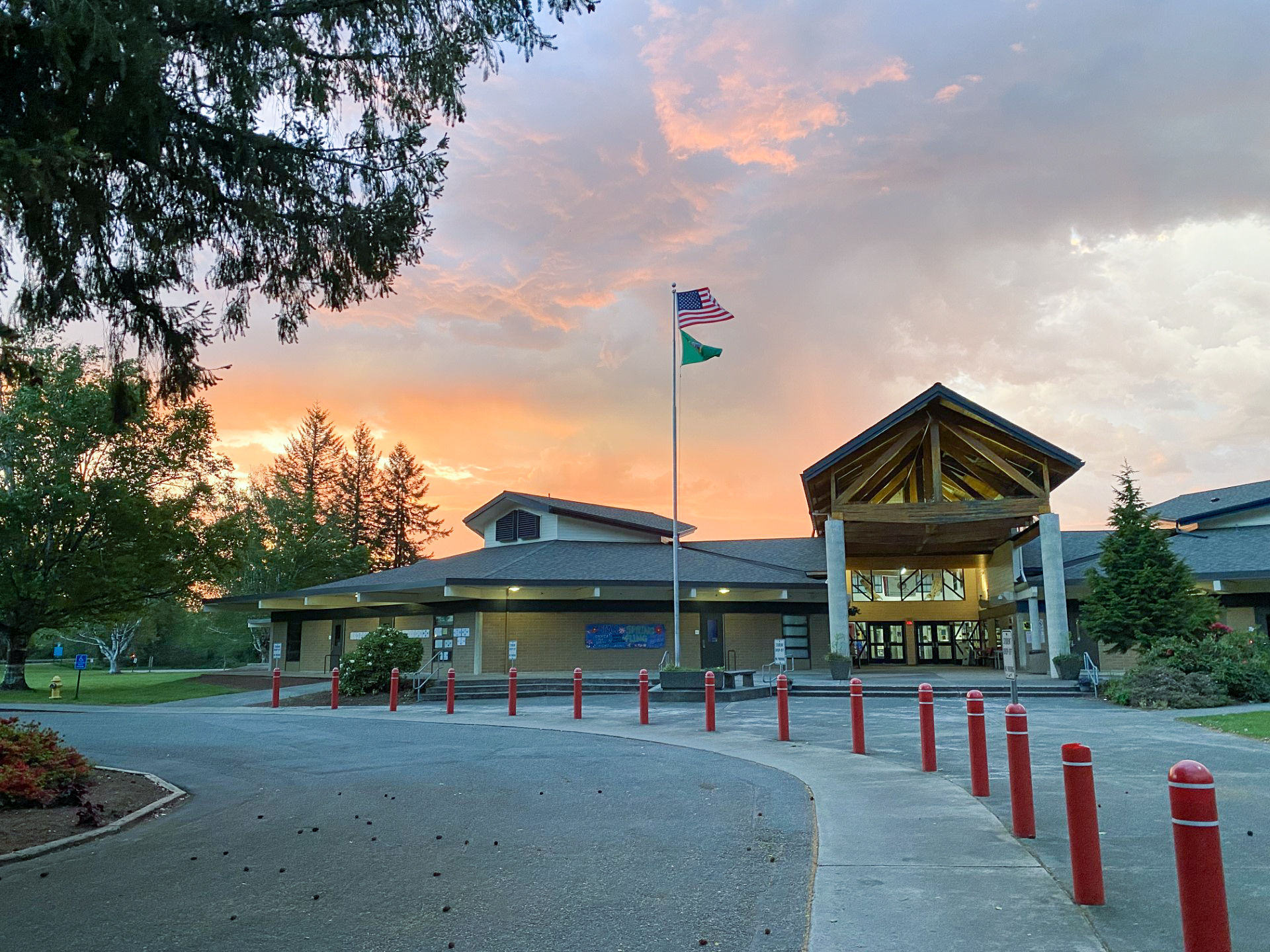 Snoqualmie Middle School's front entrance.